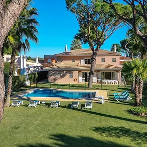 villa-with-garden-and-pool.hotelaalgarve.com/